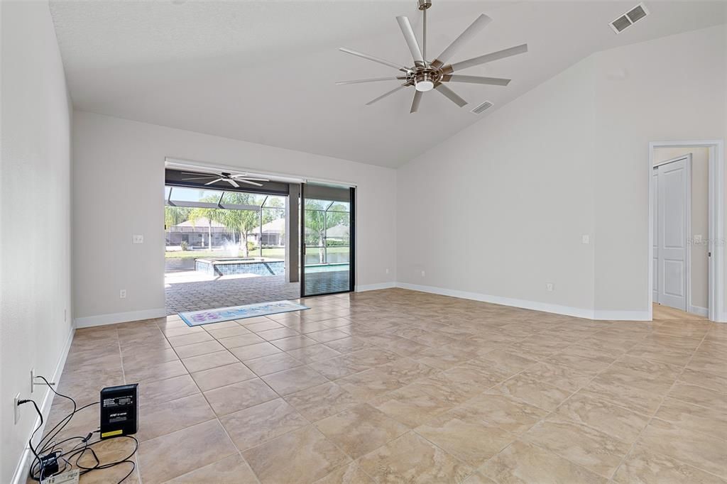 Empty room, Interior
