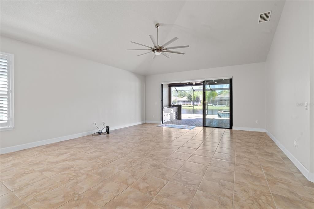 Empty room, Interior