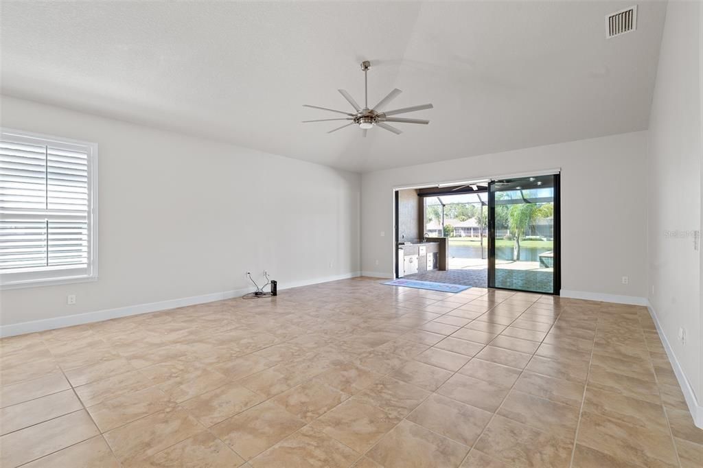 Empty room, Interior