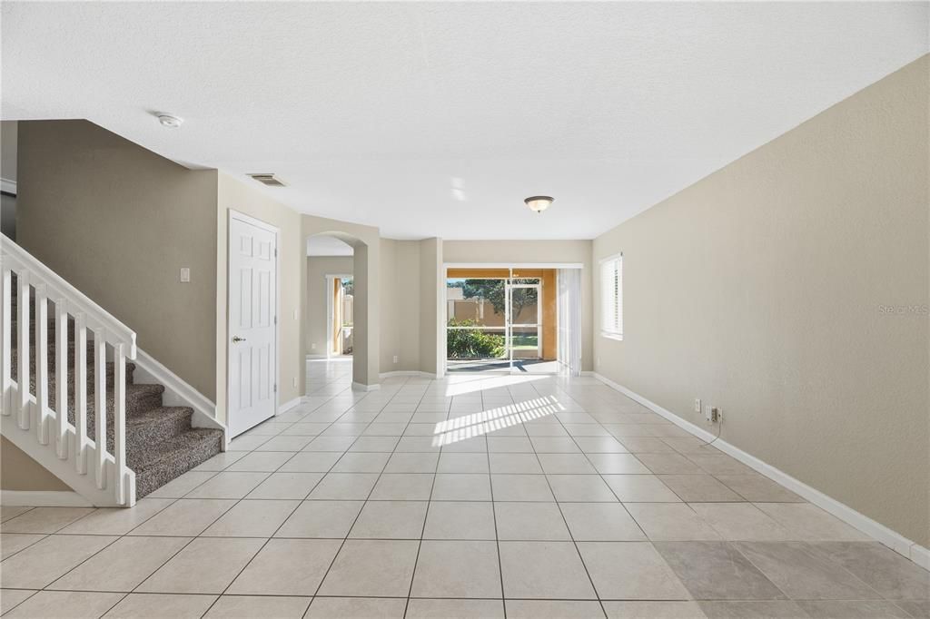 Empty room, Interior