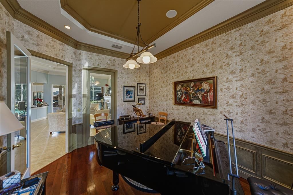 Interior, Living room, Pendant Lights, Piano, Recessed Lighting, Wood Texture Flooring
