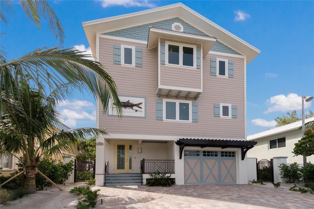 Attached, Exterior, Facade, Farmhouse