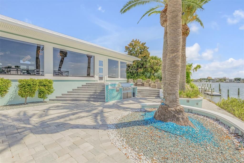 Exterior, Outdoor Kitchen, Water