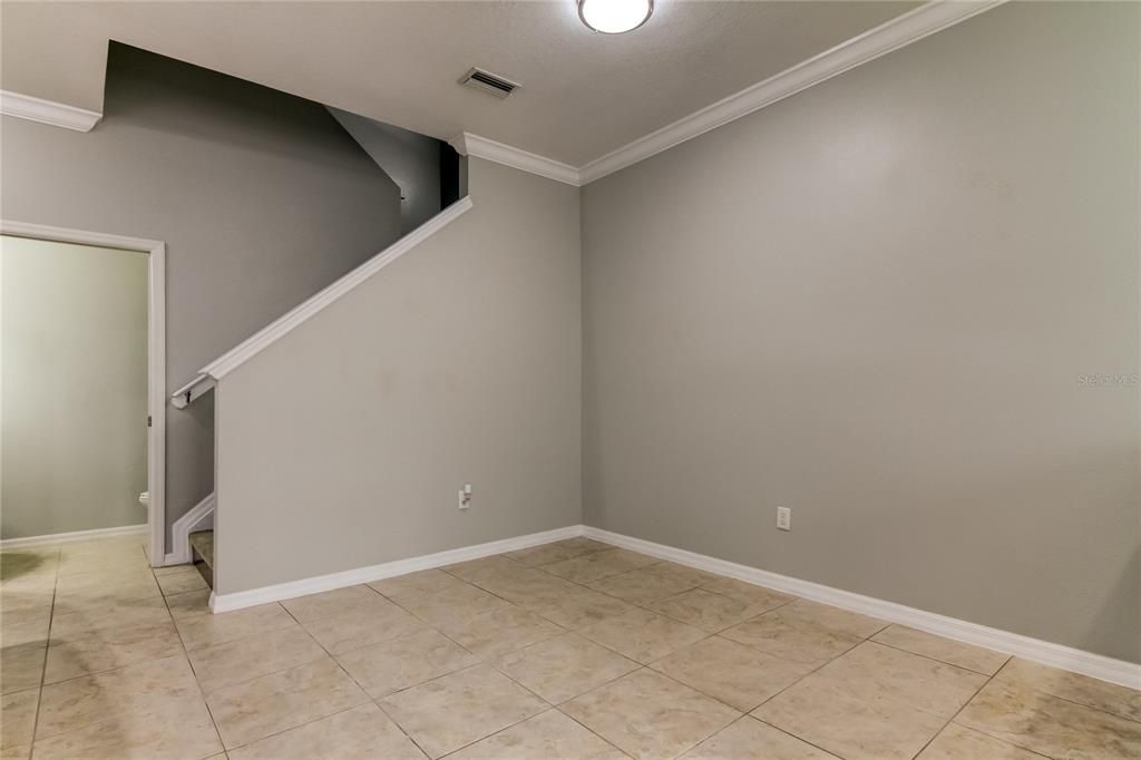 Empty room, Interior