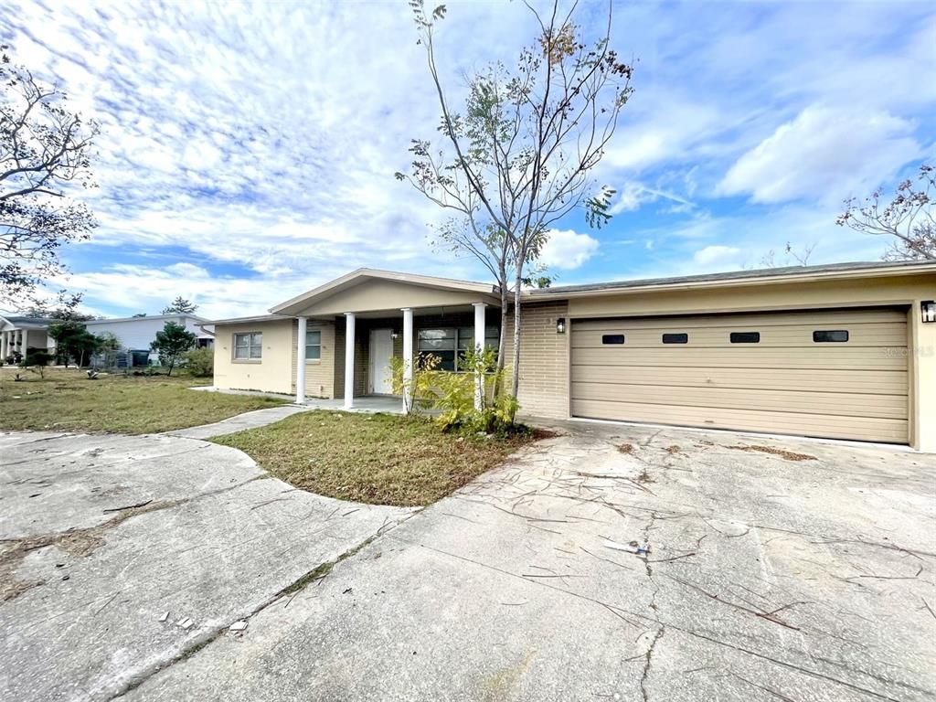 Attached, Exterior, Facade, Ranch