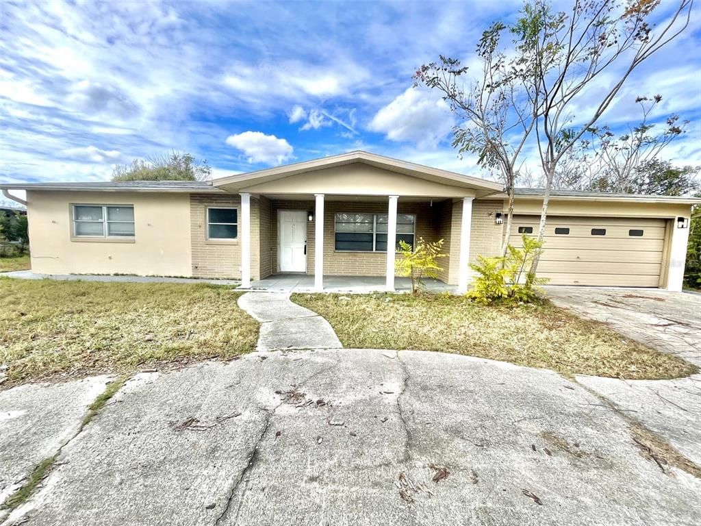 Attached, Exterior, Facade, Ranch