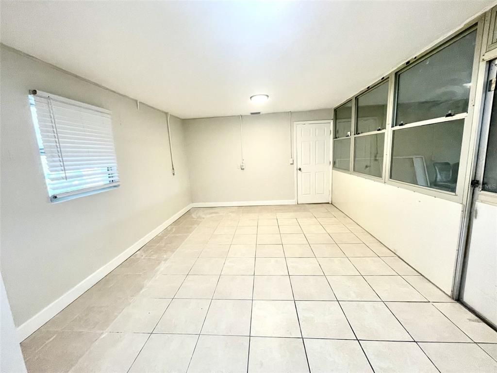 Empty room, Interior