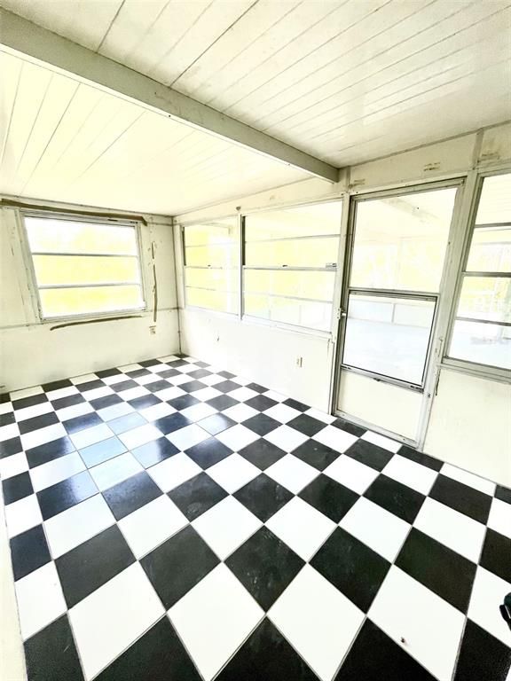 Empty room, Interior