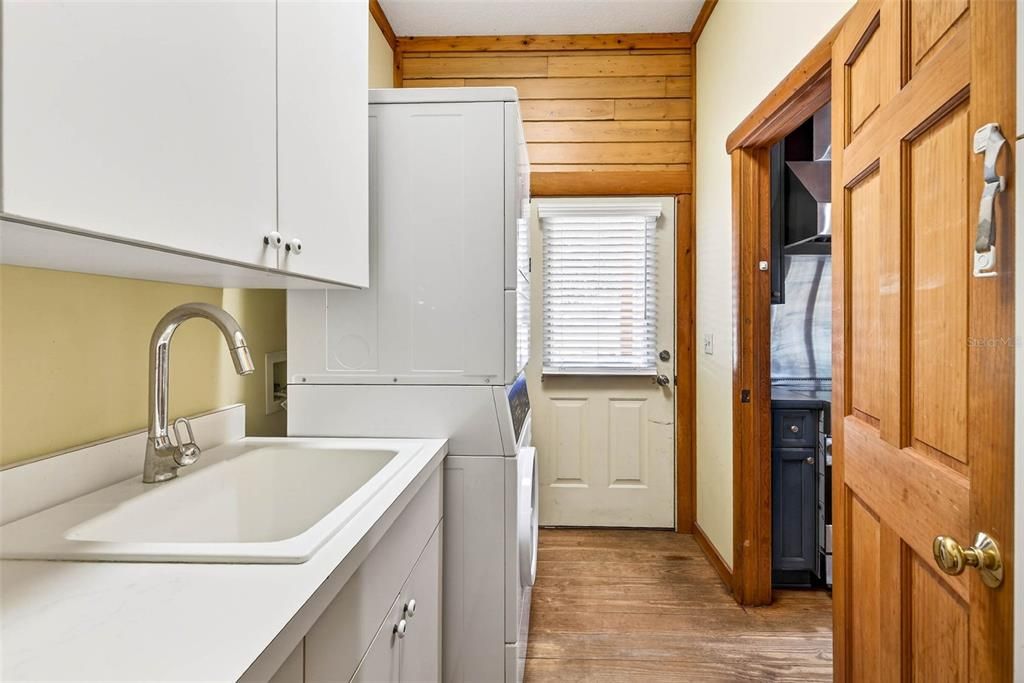 Interior, Kitchen, Washer, Wood Texture Flooring