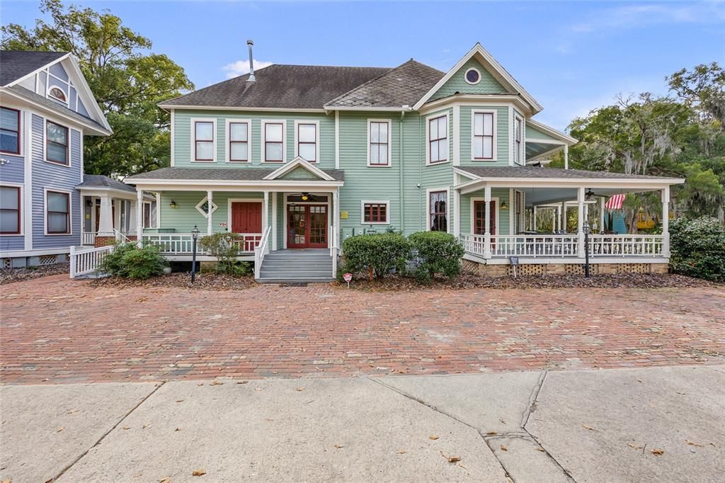 Exterior, Facade, Queen Anne Victorian