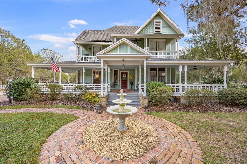 Exterior, Facade, Queen Anne Victorian