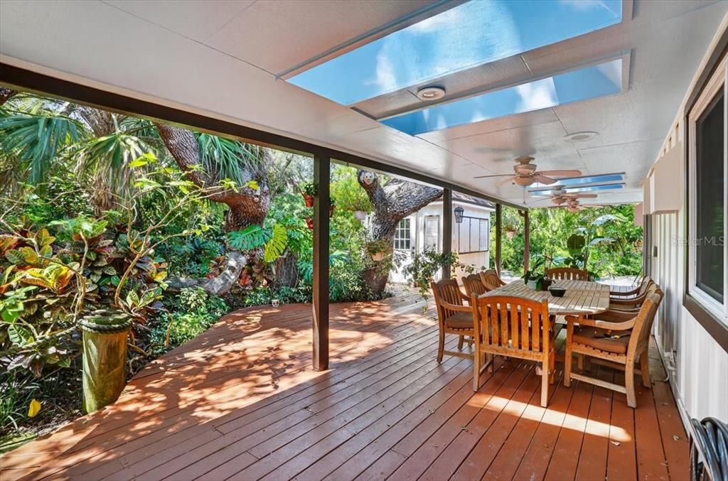 Dining room, Exterior