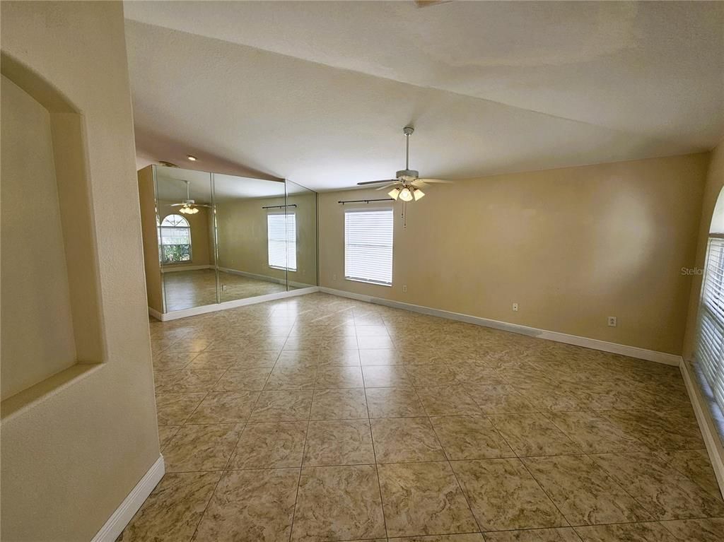 Empty room, Interior