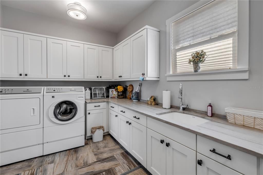 Interior, Washer, Wood Texture Flooring