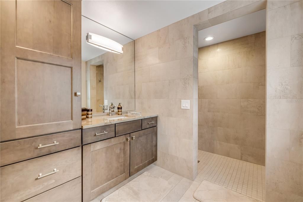 Bathroom, Dual Sink Vanities, Interior, Recessed Lighting