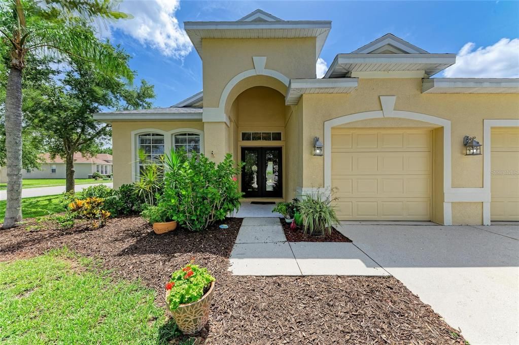 Attached, Exterior, Facade, None