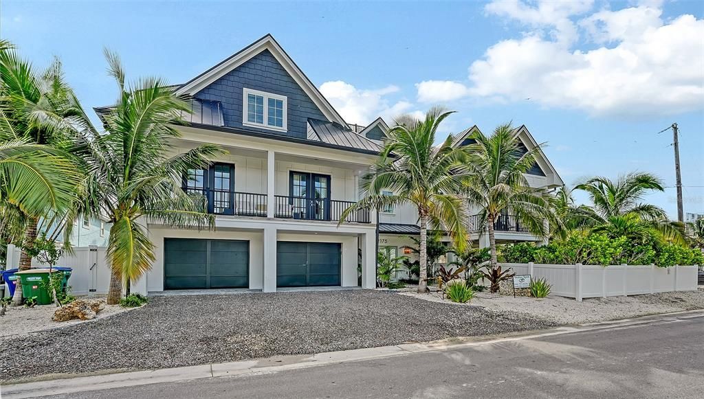 Attached, Exterior, Facade, Farmhouse