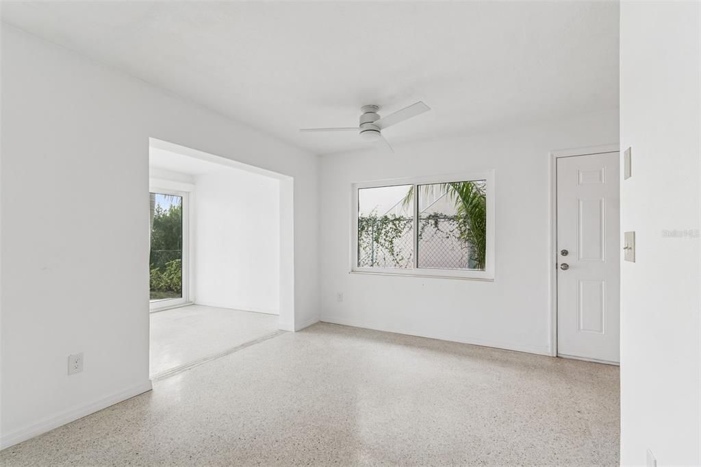 Empty room, Interior