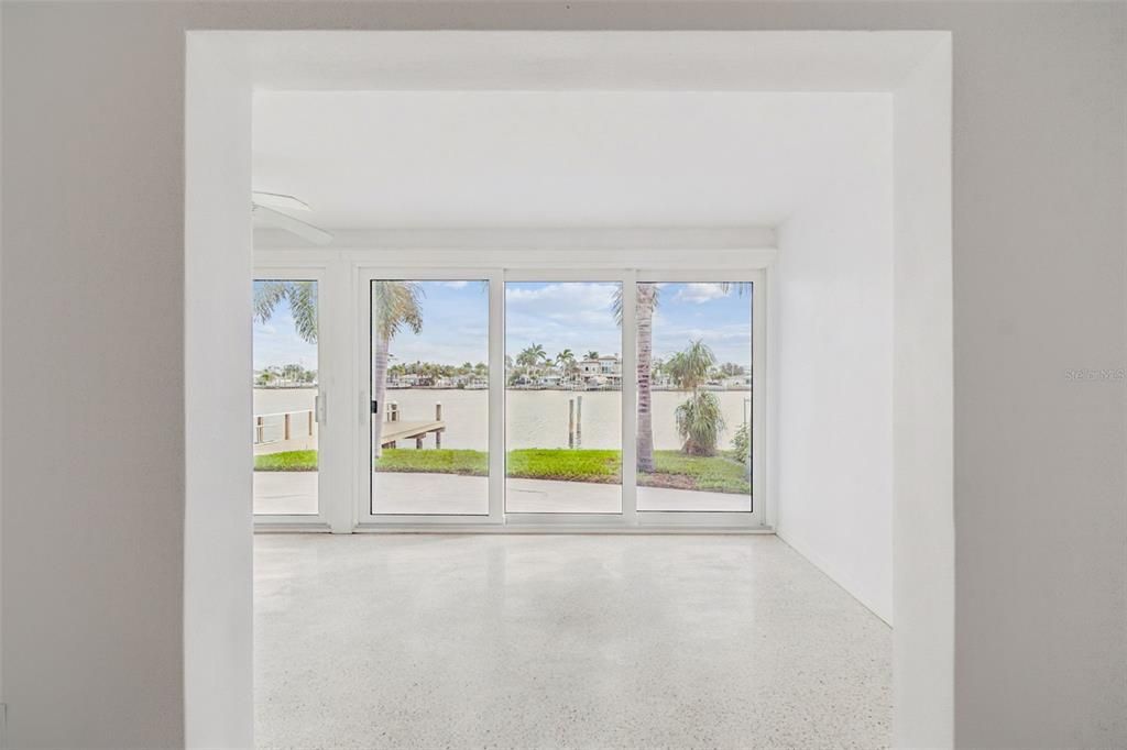 Empty room, Interior, Water