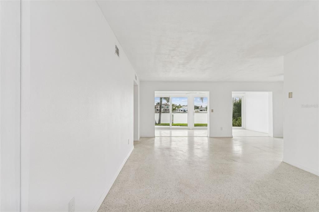 Empty room, Interior