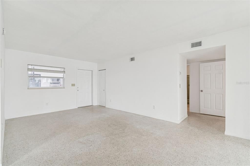 Empty room, Interior