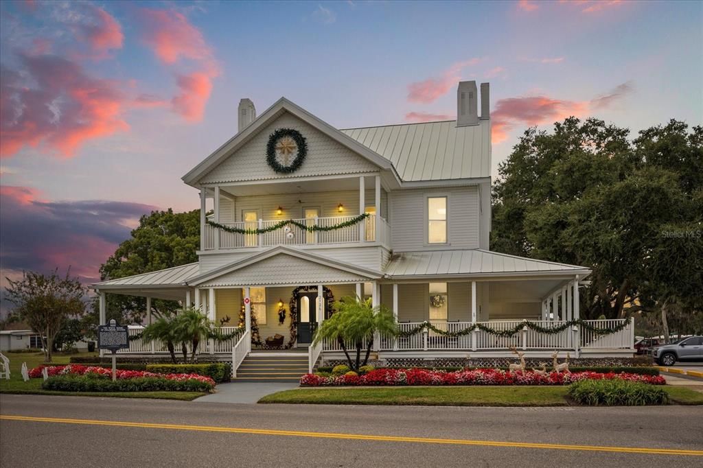 Exterior, Facade, Queen Anne Victorian