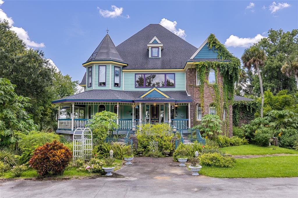 Exterior, Facade, Queen Anne Victorian