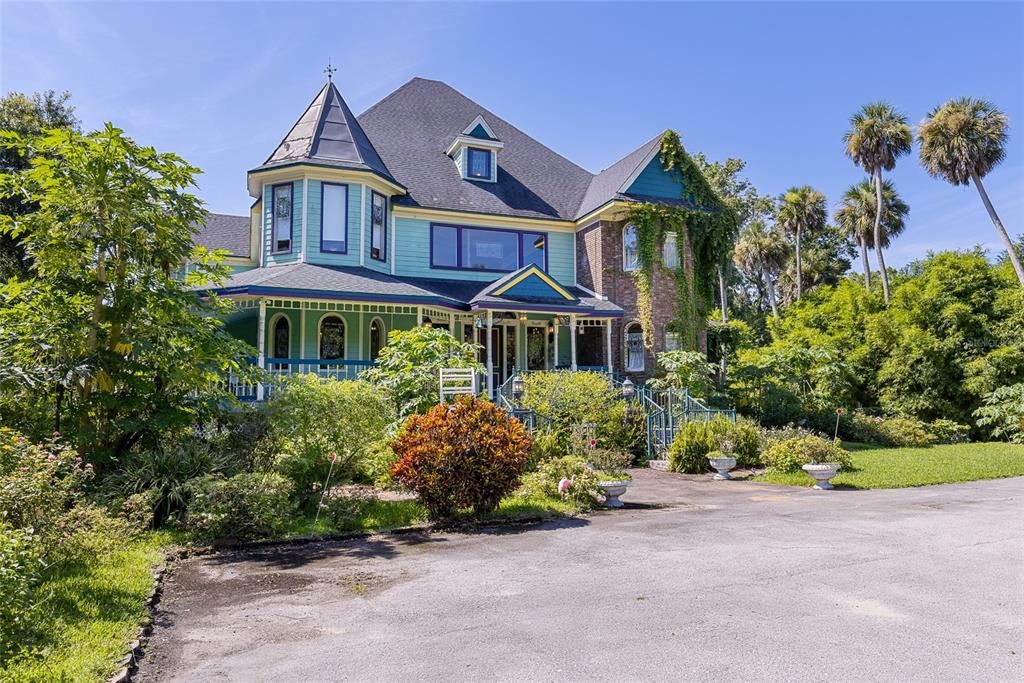 Exterior, Facade, Queen Anne Victorian