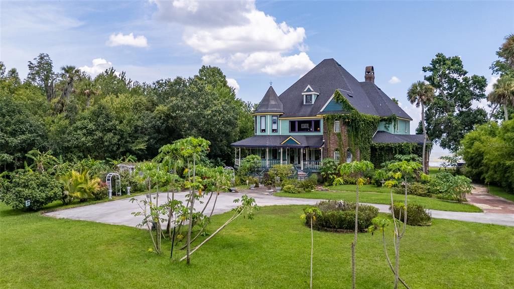 Backyard, Exterior, Facade, Queen Anne Victorian