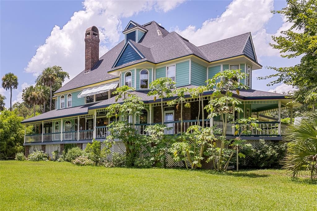 Backyard, Exterior, Facade, Queen Anne Victorian