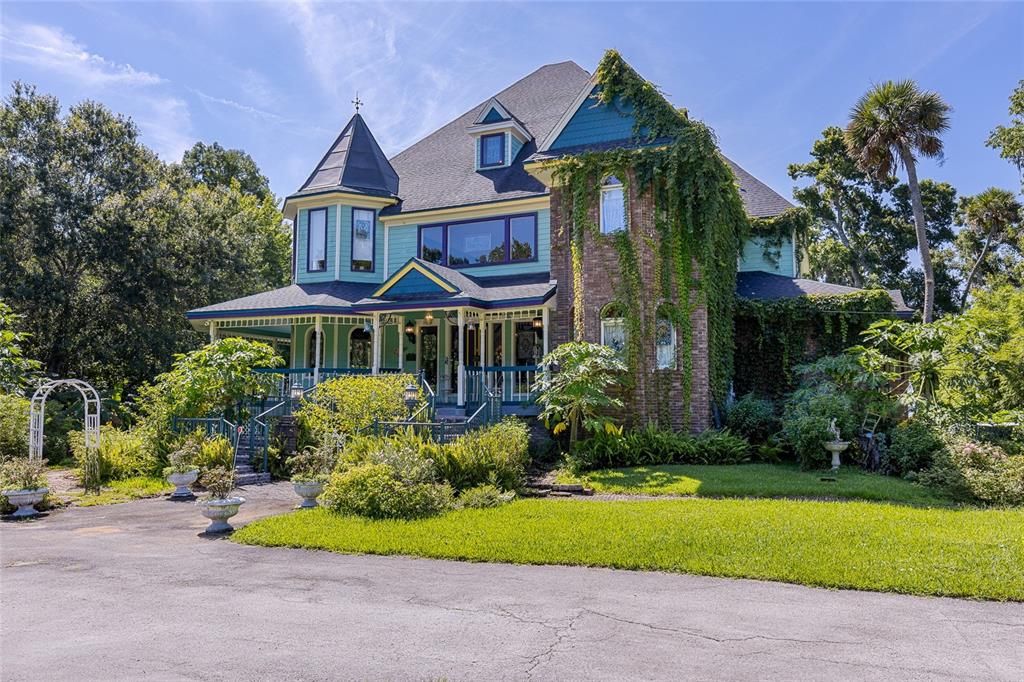 Exterior, Facade, Queen Anne Victorian