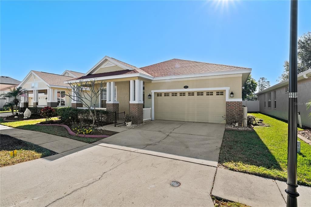 Attached, Exterior, Facade, American Craftsman