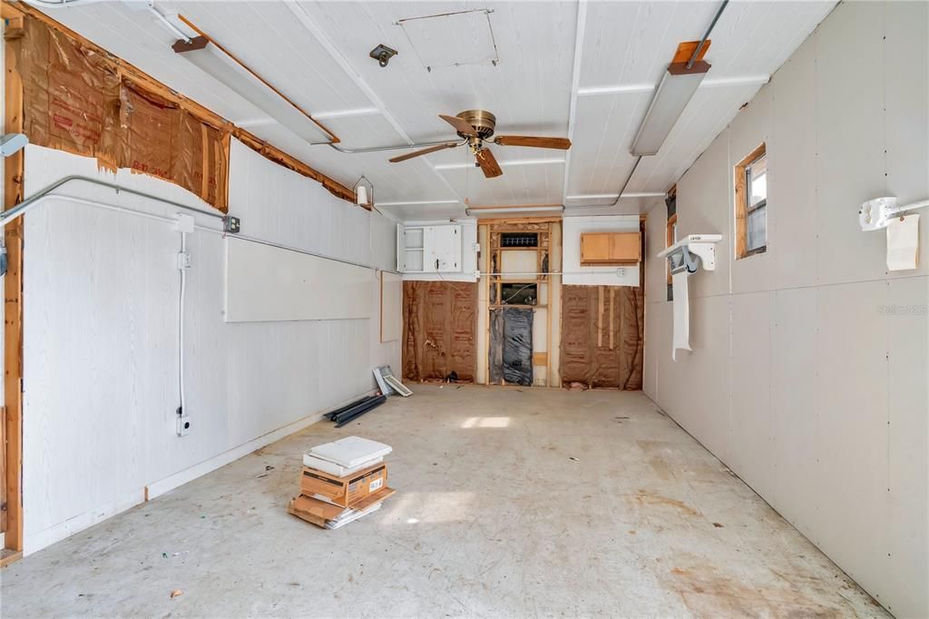 Empty room, Interior