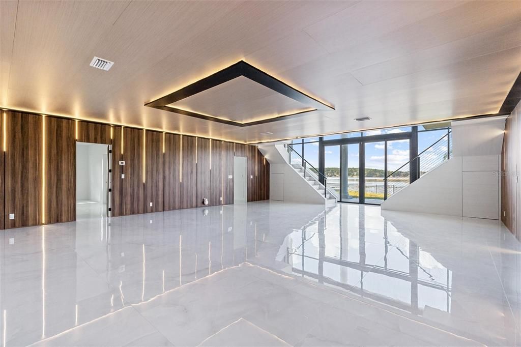 Empty room, Interior