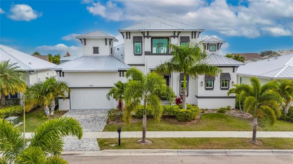 Attached, Exterior, Facade, Farmhouse