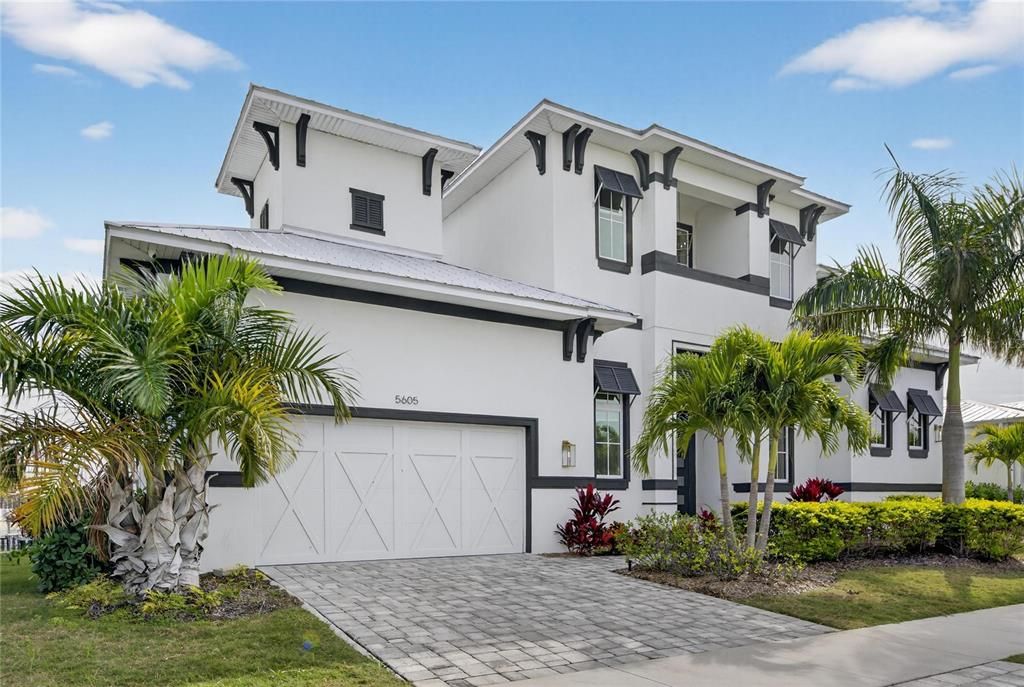 Attached, Exterior, Facade, Modern