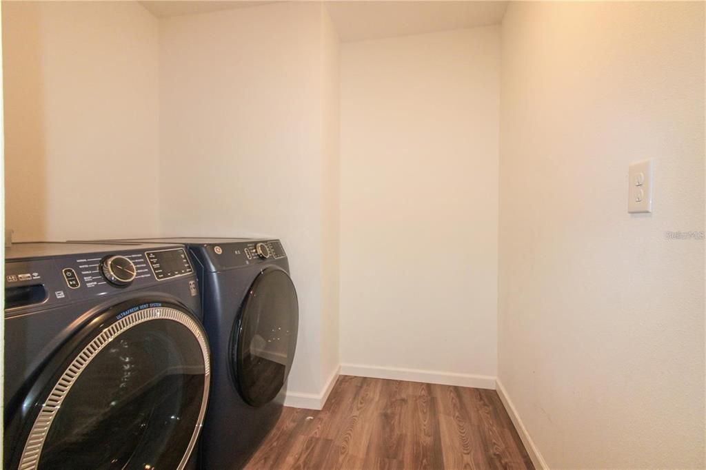 Interior, Washer, Wood Texture Flooring