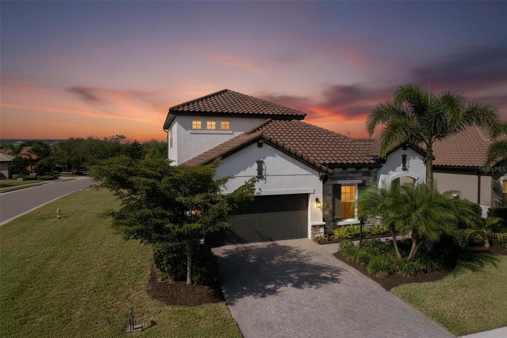 Attached, Exterior, Facade, Mediterranean