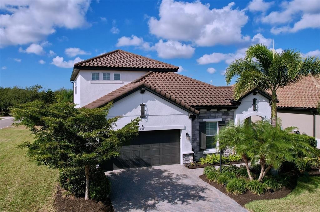 Attached, Exterior, Facade, Mediterranean