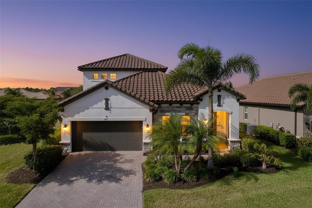 Attached, Exterior, Facade, Mediterranean