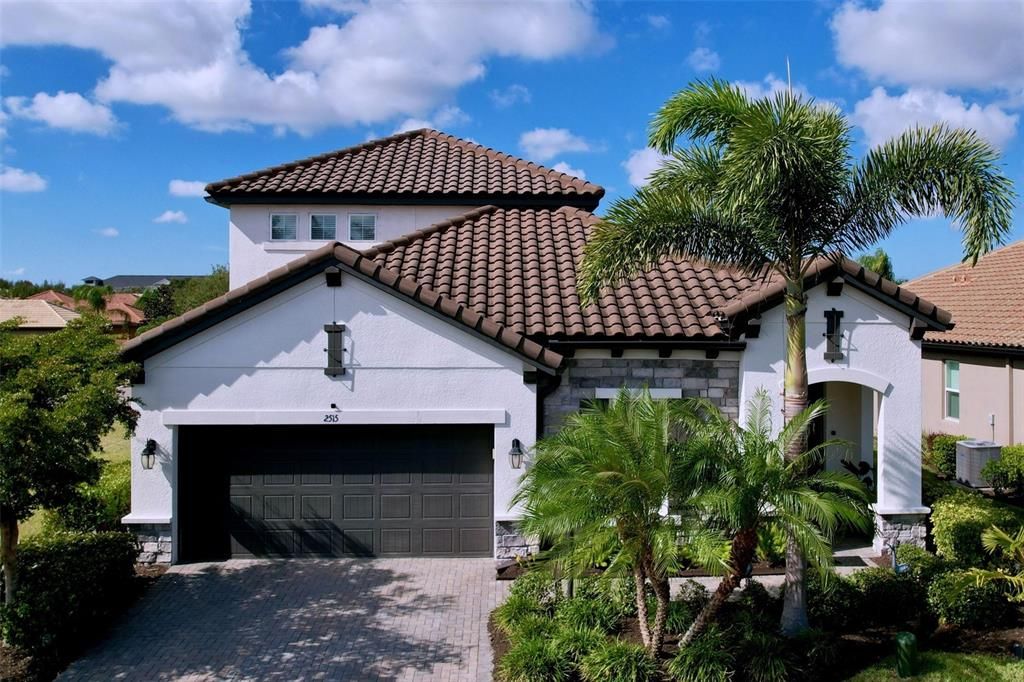 Attached, Exterior, Facade, Mediterranean