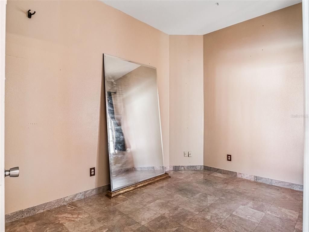 Empty room, Interior