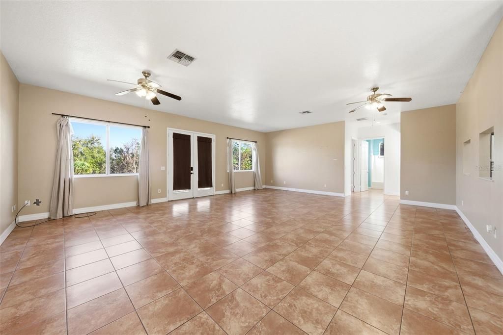 Empty room, Interior