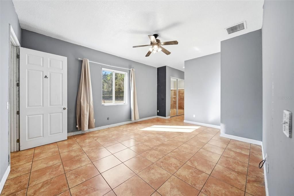 Empty room, Interior