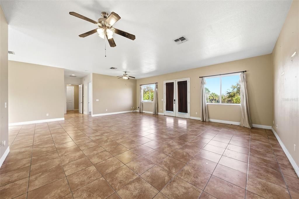Empty room, Interior