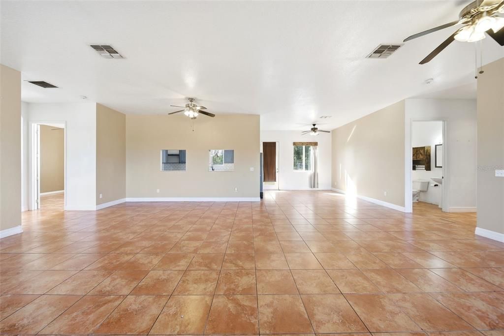 Empty room, Interior