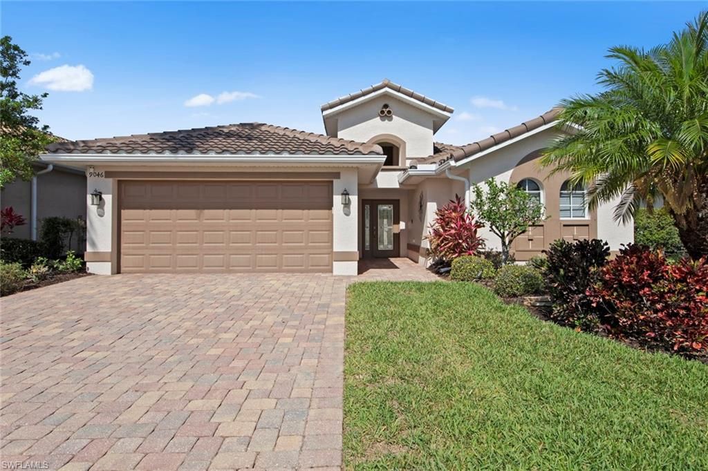 Attached, Exterior, Facade, Mediterranean