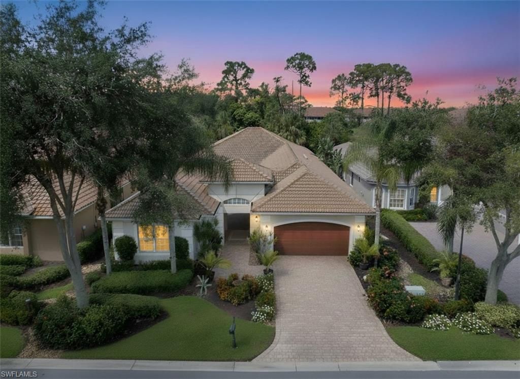 Attached, Exterior, Facade, Mediterranean