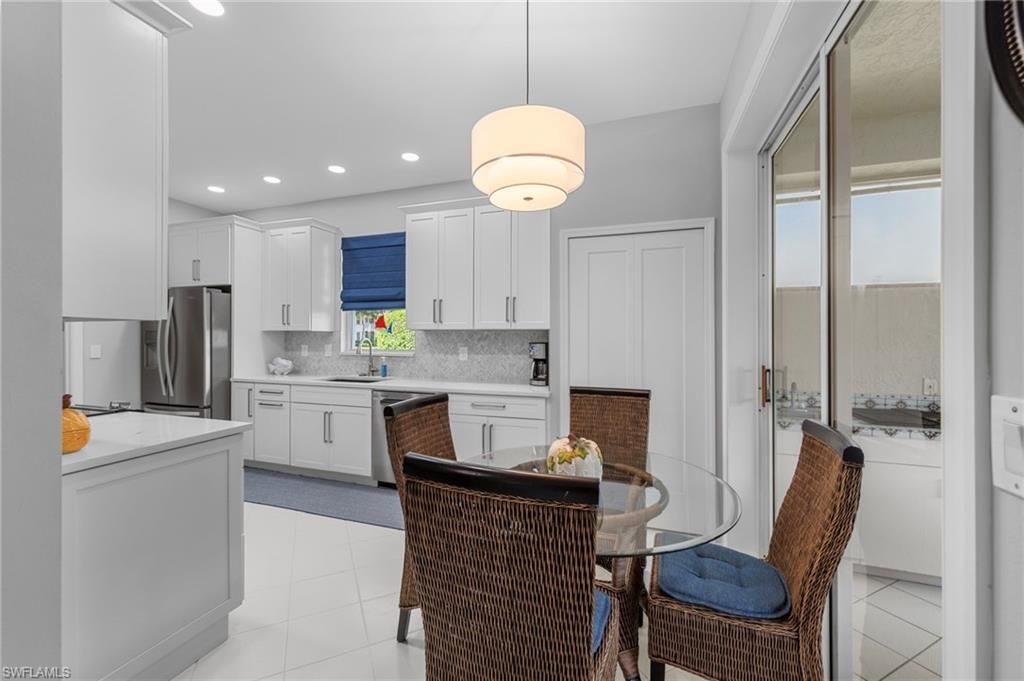 Dining room, Interior, Kitchen, Pendant Lights, Recessed Lighting, Stainless Steel Appliances