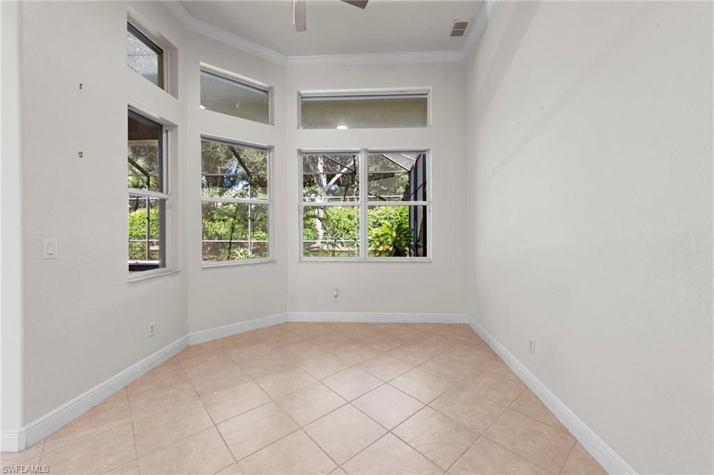 Empty room, Interior